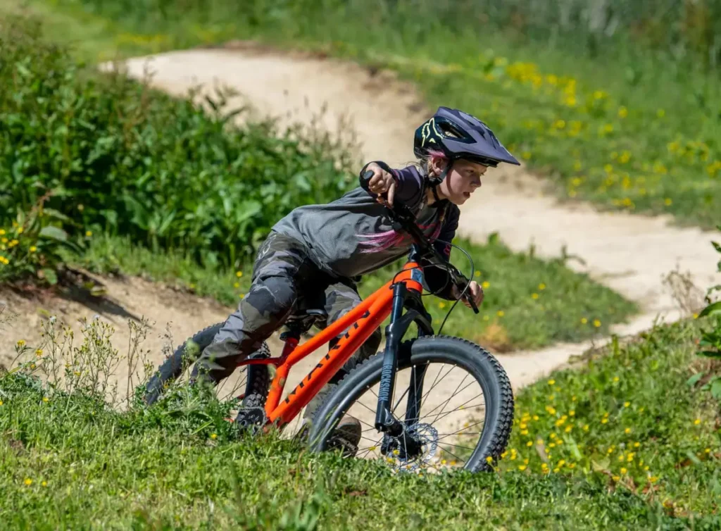 Consejos de seguridad para niños en bicicletas de montaña