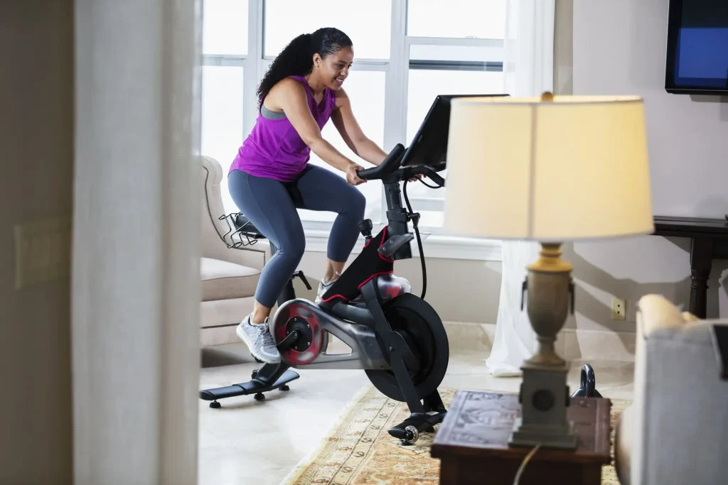 Beneficios de usar una bicicleta para fitness en casa