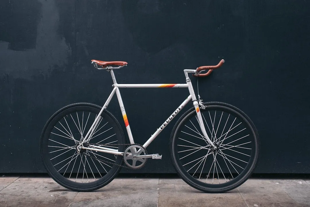 Bicicleta Fixie Urbana Blanca: Pureza y Diseño Minimalista