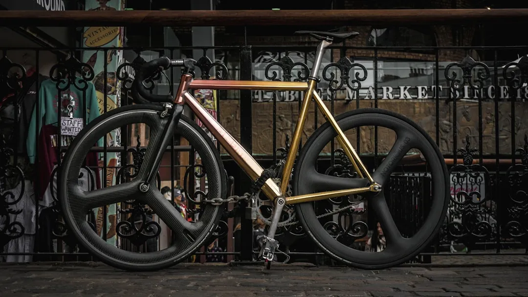 Bicicleta Fixie Urbana con Cuadro Curvo: Geometría Única